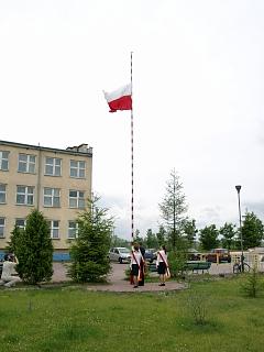 poczet flagowy przy dwikach hymnu wprowadza flag na maszt