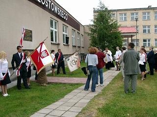 powicenia tablicy dokonuje ksidz Andrzej Grochowski